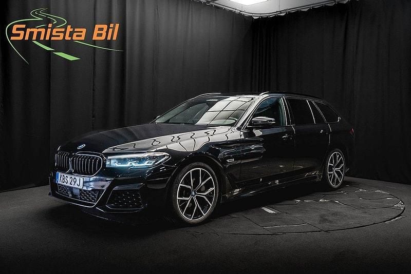 Svart Begagnad 2022 BMW 530e M Sport Kombi | 348 900 kr (Marknadspris) - Bild 1/3