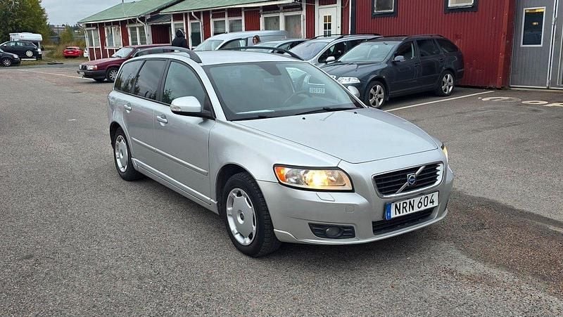 Ljusgrå (grå) Begagnad 2010 Volvo V50 Momentum Kombi | 29 900 kr (Bra pris) - Bild 1/4