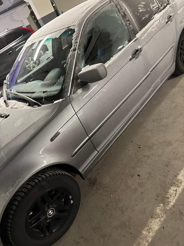 Begagnad BMW 318 143 HK (105 kW) 2005 Sedan