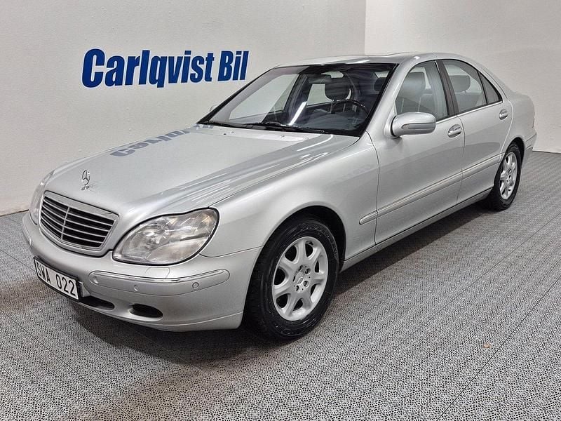 Silver metallic Begagnad 2000 Mercedes S430 Sedan | 159 000 kr - Bild 1/4