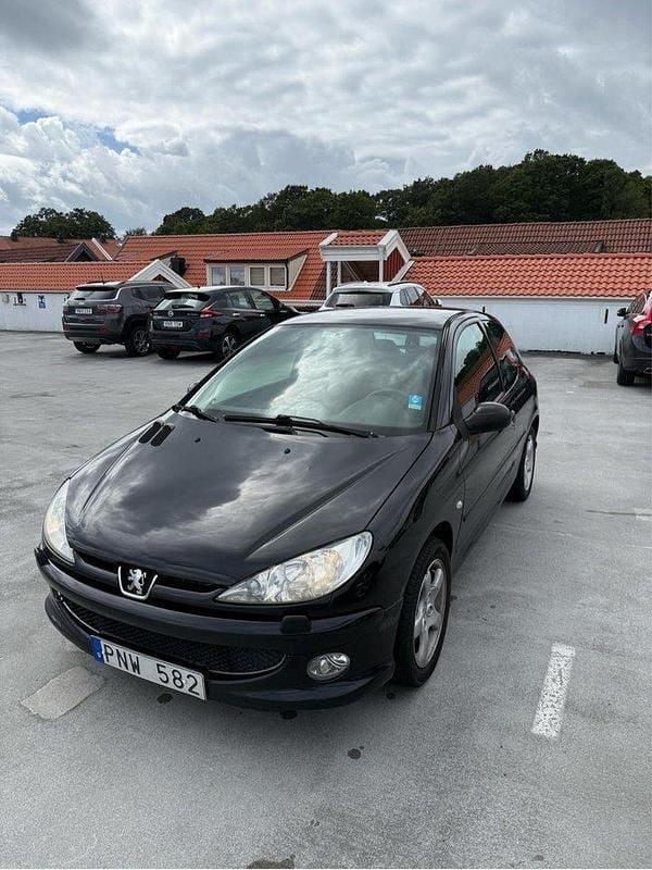 Svart Begagnad 2008 Peugeot 206 Halvkombi | 25 000 kr (Lite dyr) - Bild 1/4