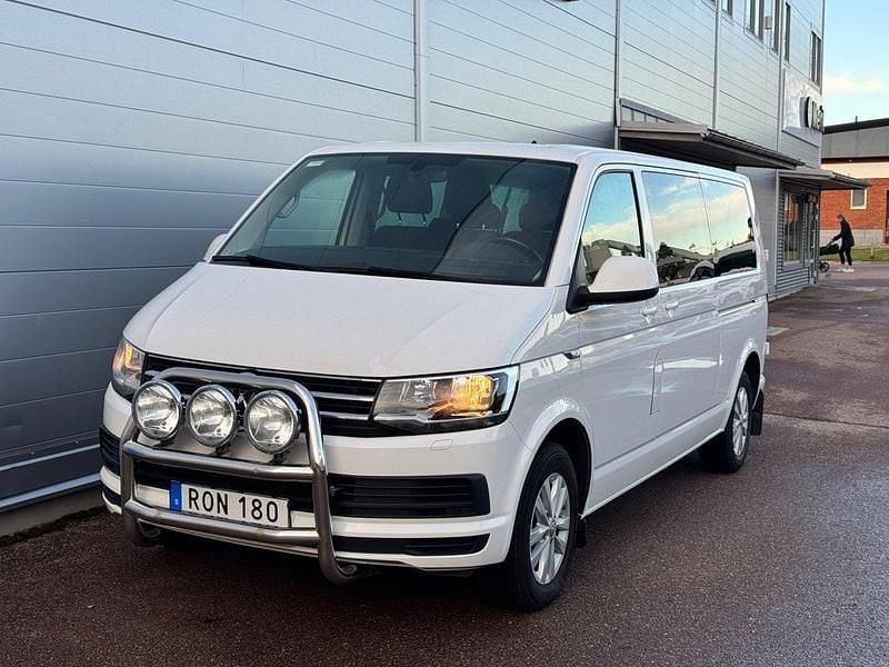 Vit Begagnad 2017 VW Caravelle Comfortline Minibuss | 319 000 kr (Marknadspris) - Bild 1/4