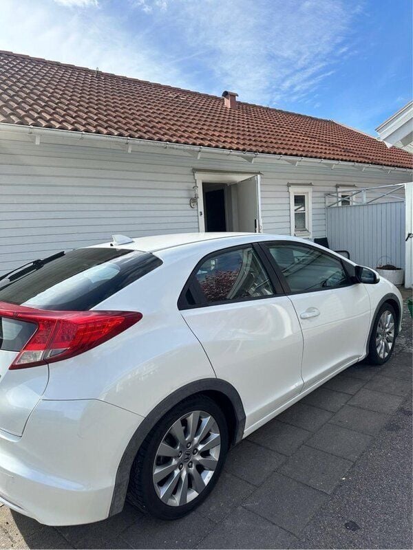 Vit Begagnad 2012 Honda Civic Sport Halvkombi | 90 000 kr (Marknadspris) - Bild 1/4
