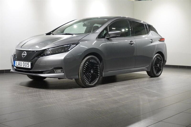 Grå/silver Begagnad 2023 Nissan Leaf 360º Halvkombi | 214 800 kr (Marknadspris) - Bild 1/4