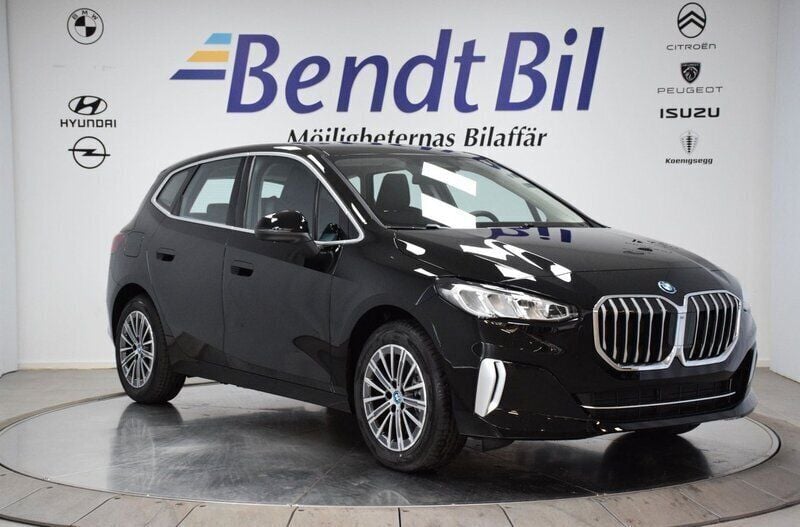 Svart Ny 2024 BMW 230 Luxury Line Kombi | 444 500 kr - Bild 1/3