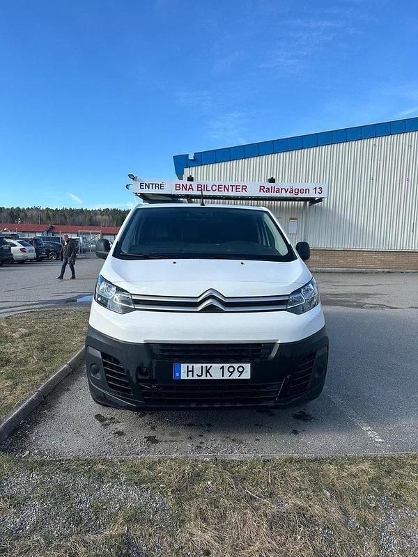 Vit Begagnad 2017 Citroën Jumpy Minibuss | 109 000 kr (Superpris) - Bild 1/4
