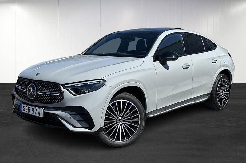 Grå (grey) Begagnad 2025 Mercedes GLC300e AMG line Sportkupé | 944 990 kr - Bild 1/4
