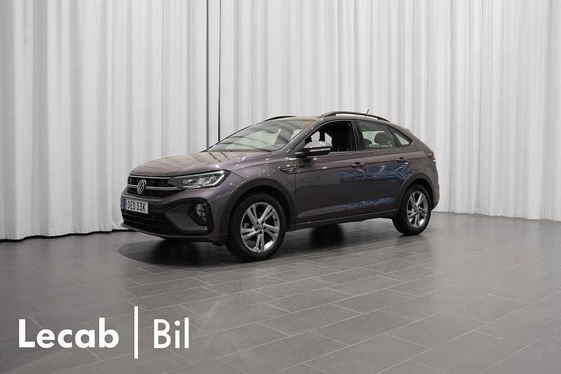 Grå (smokey grey metallic) Begagnad 2022 VW Taigo R-line SUV | 229 500 kr (Marknadspris) - Bild 1/4