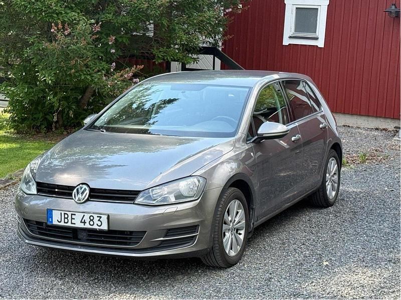 Grå Begagnad 2014 VW Golf VII Halvkombi | 99 000 kr (Bra pris) - Bild 1/4