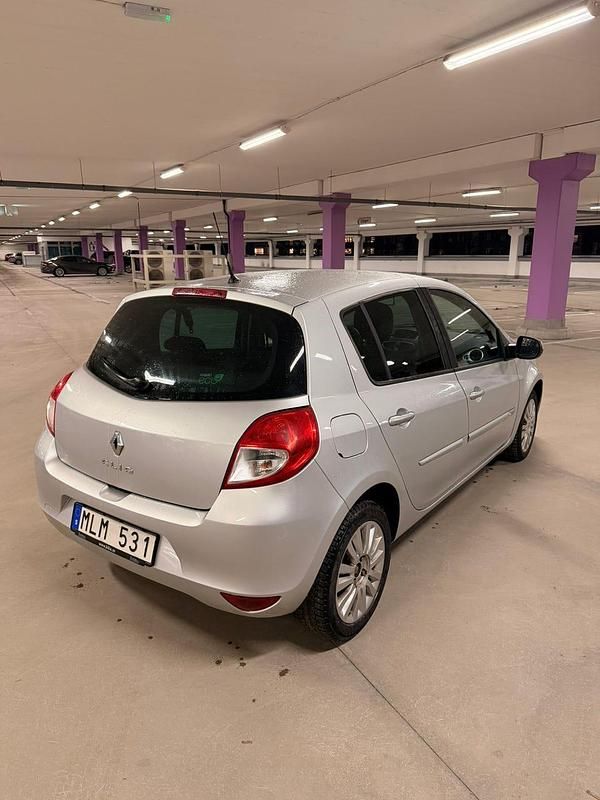 Begagnad Renault Clio R.S. 75 HK (55 kW) 2011 Halvkombi