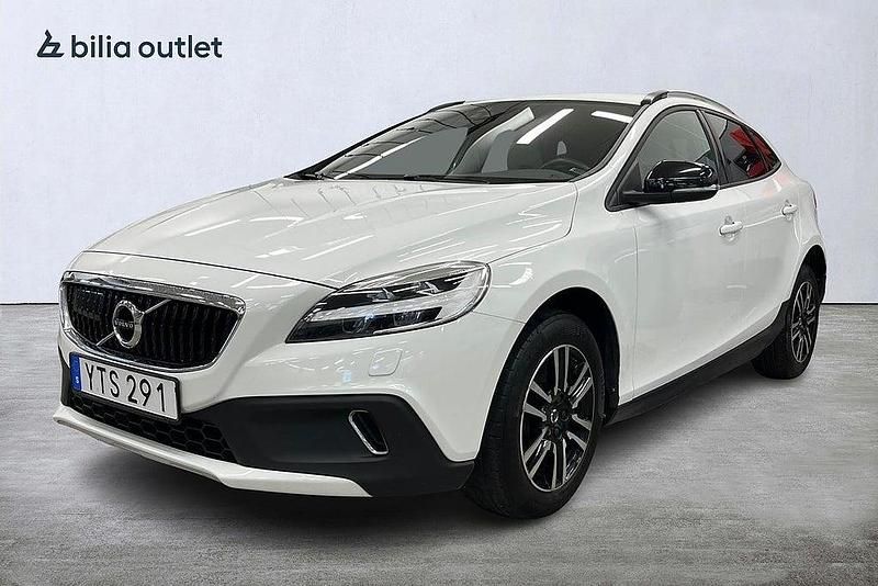 Begagnad Volvo V40 Momentum 120 HK (88 kW) 2017 Vit Halvkombi