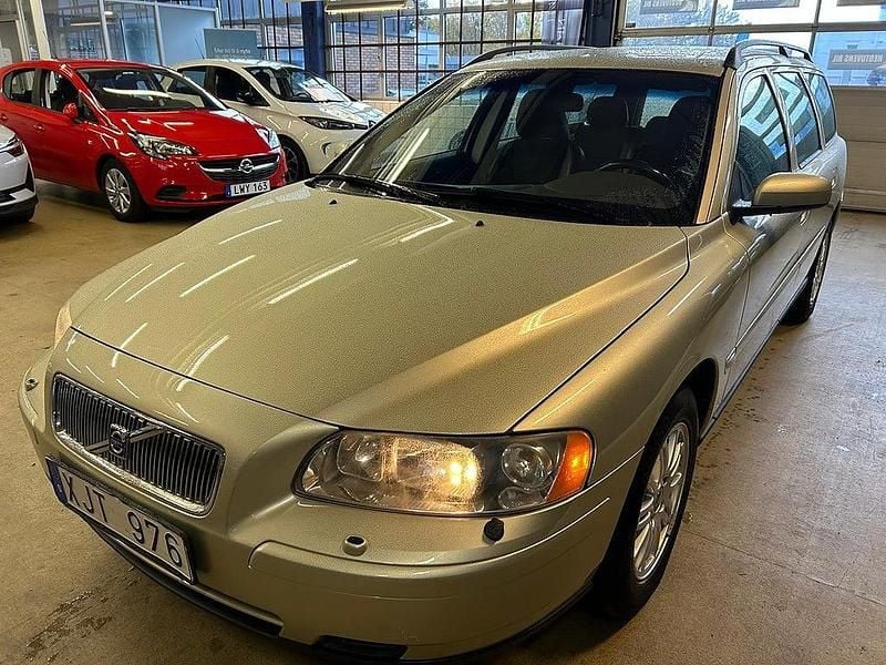 Begagnad Volvo V70 170 HK (125 kW) 2005 Ljusbrun Kombi