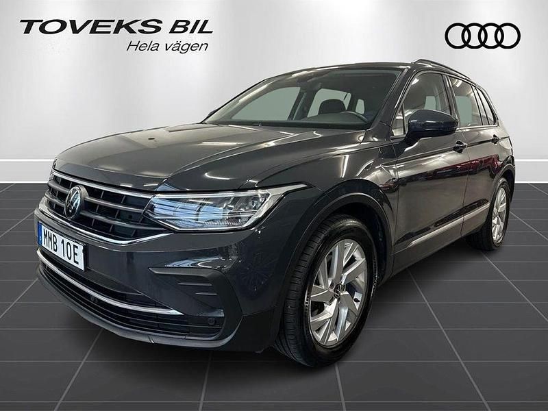 Grå Begagnad 2022 VW Tiguan Life SUV | 294 900 kr (Marknadspris) - Bild 1/4