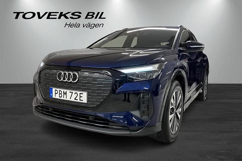 Blå Begagnad 2025 Audi Q4 e-tron Advanced SUV | 676 500 kr - Bild 1/4