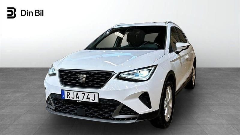 Nevada white metallic Begagnad 2024 Seat Arona FR SUV | 194 900 kr (Marknadspris) - Bild 1/4