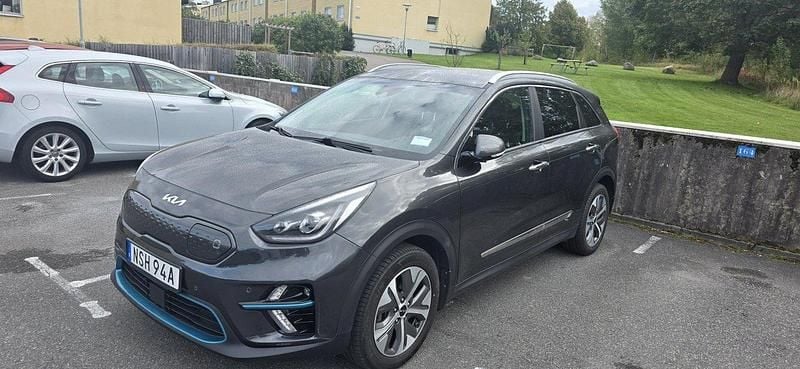 Grå Begagnad 2022 Kia e-Niro Advance SUV | 200 000 kr (Superpris) - Bild 1/4