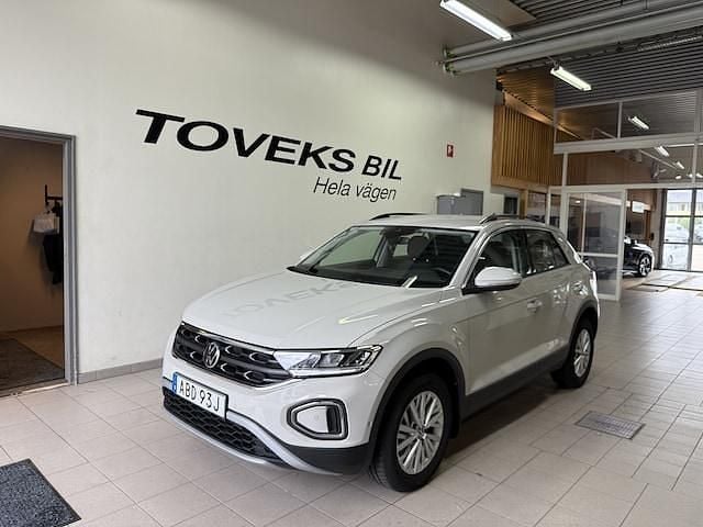 Grå (ascot grey) Begagnad 2022 VW T-Roc Life SUV | 264 900 kr (Marknadspris) - Bild 1/4