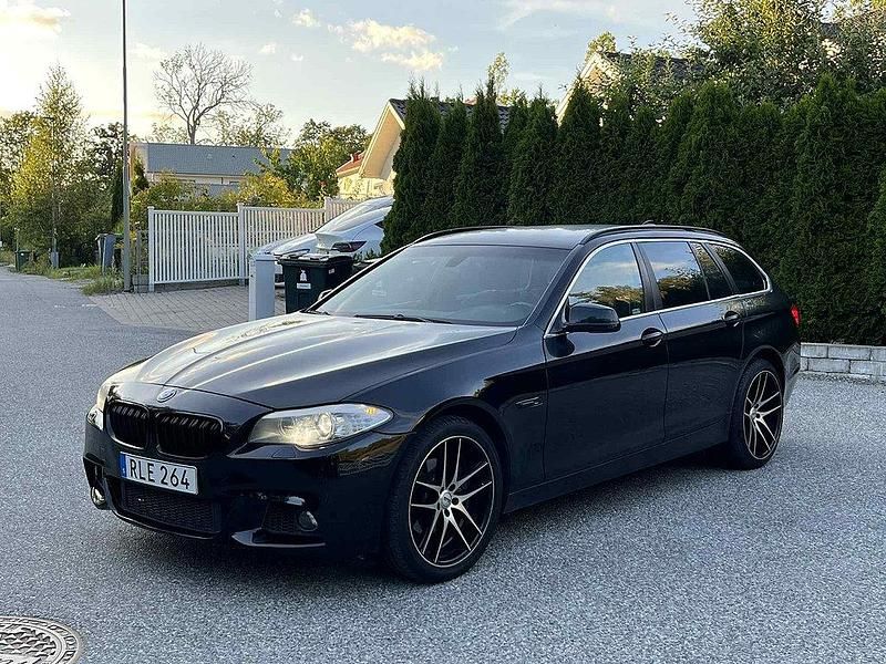 Svart Begagnad 2012 BMW 520 M Sport Kombi | 124 900 kr (Lite dyr) - Bild 1/4