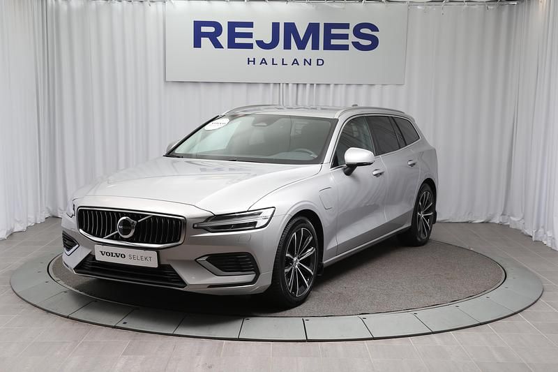 Silver Begagnad 2024 Volvo V60 Plus Kombi | 449 500 kr (Marknadspris) - Bild 1/4