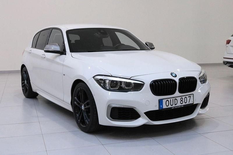 Vit Begagnad 2018 BMW M140 M Sport Halvkombi | 379 900 kr (Lite dyr) - Bild 1/4