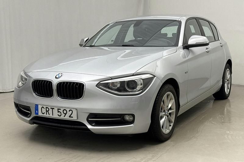 Silver Begagnad 2014 BMW 116 Sport Line Halvkombi | 88 000 kr (Marknadspris) - Bild 1/4