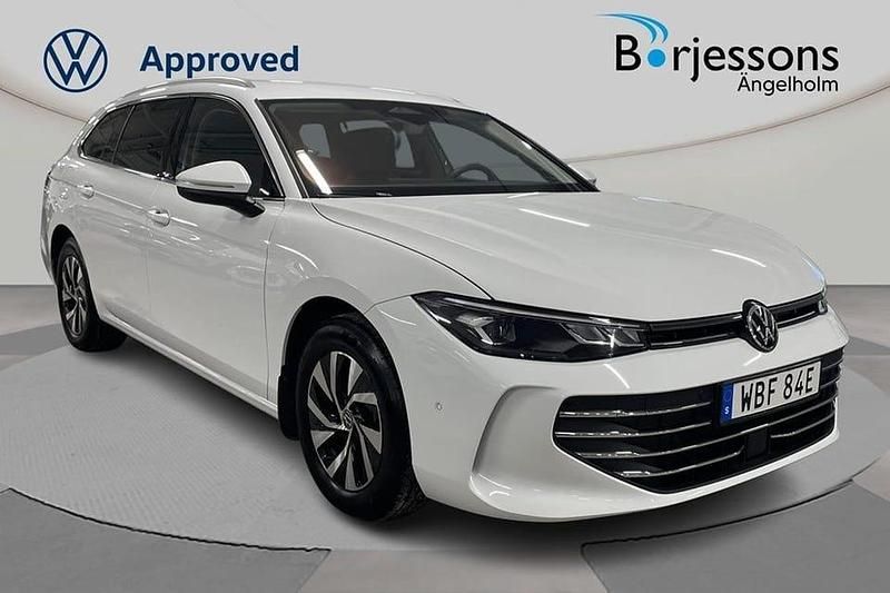 Vit Begagnad 2024 VW Passat Kombi | 344 000 kr (Dyr) - Bild 1/4