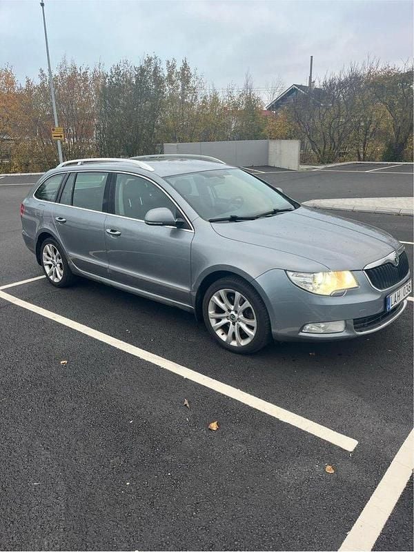 Silver Begagnad 2012 Skoda Superb Ambition Kombi | 58 000 kr (Marknadspris) - Bild 1/4
