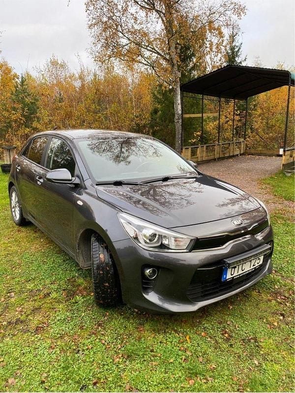 Grå Begagnad 2018 Kia Rio Advance Halvkombi | 115 000 kr (Marknadspris) - Bild 1/4