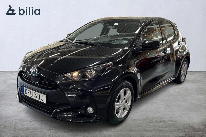 Svart Begagnad 2022 Toyota Yaris Hybrid Halvkombi | 219 000 kr (Marknadspris) - Bild 1/4
