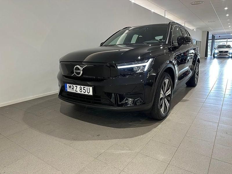 Svart Begagnad 2022 Volvo XC40 Core SUV | 329 500 kr (Marknadspris) - Bild 1/4