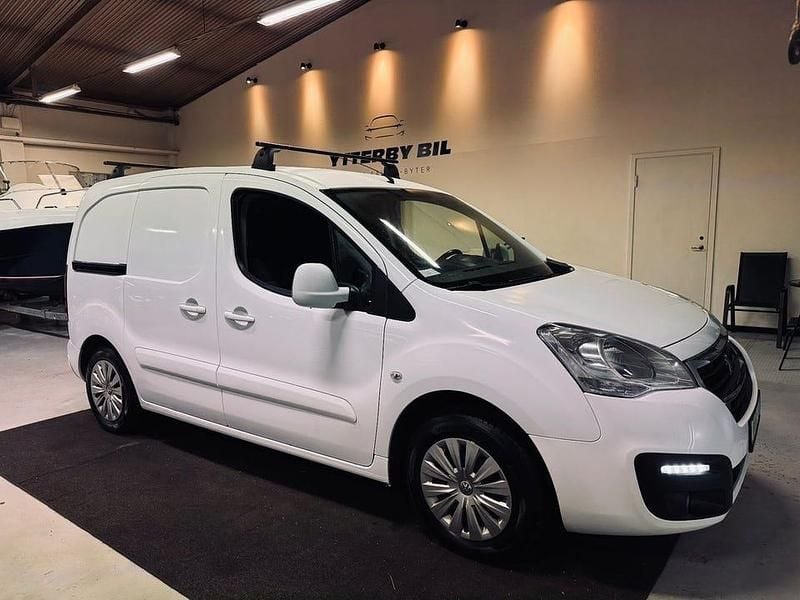Vit Begagnad 2015 Peugeot Partner Minibuss | 69 900 kr (Marknadspris) - Bild 1/4