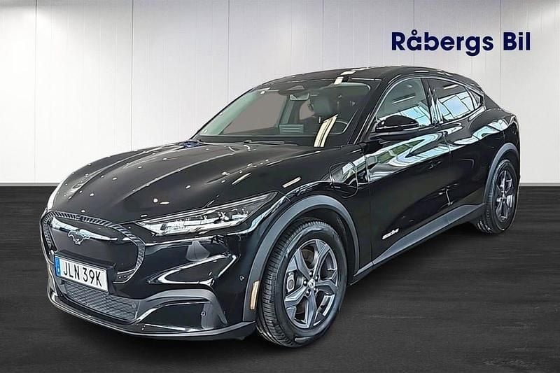 Svart (svart metallic) Begagnad 2022 Ford Mustang Mach-E SUV | 319 800 kr (Superpris) - Bild 1/4