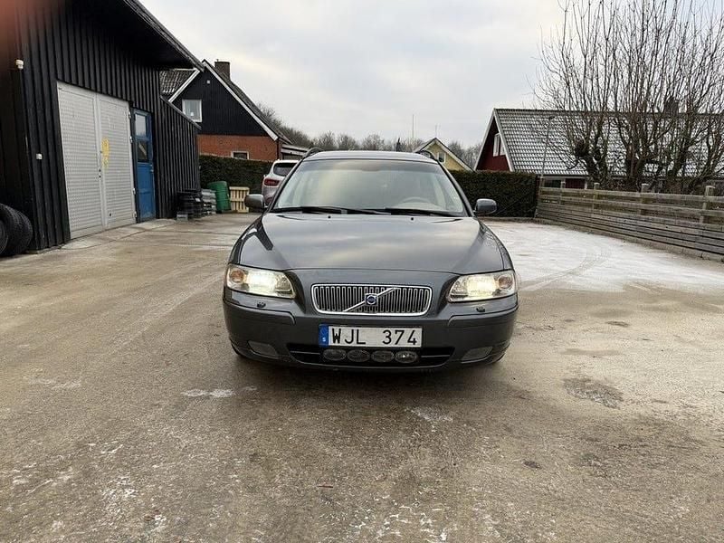 Grå Begagnad 2005 Volvo V70 Momentum Kombi | 34 900 kr (Marknadspris) - Bild 1/4