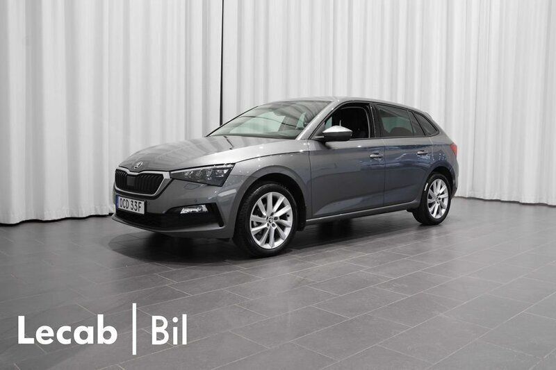 Grå (graphite grey metallic) Begagnad 2023 Skoda Scala Style Halvkombi | 219 500 kr (Marknadspris) - Bild 1/4