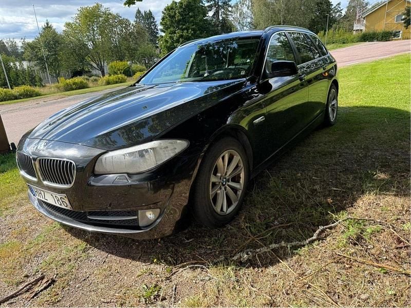 Svart Begagnad 2011 BMW 520 Kombi | 65 000 kr (Marknadspris) - Bild 1/4