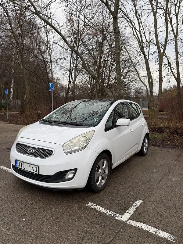 Vit Begagnad 2010 Kia Venga Halvkombi | 20 000 kr (Marknadspris) - Bild 1/4
