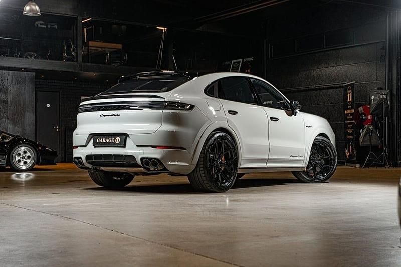 Begagnad Porsche Cayenne Turbo E-Hybrid 738 HK (542 kW) 2024 Grå SUV