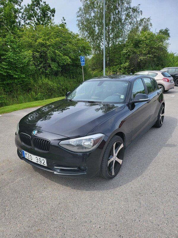 Svart Begagnad 2013 BMW 114 Sport Line Halvkombi | 67 000 kr - Bild 1/4