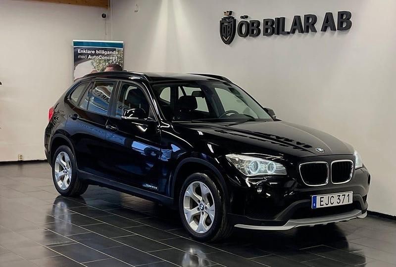 Svart Begagnad 2015 BMW X1 SUV | 129 900 kr (Marknadspris) - Bild 1/4