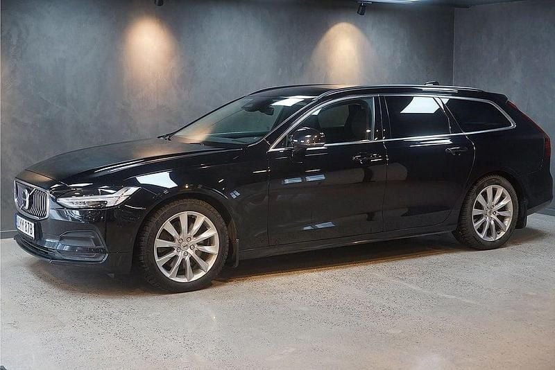 Svart Begagnad 2022 Volvo V90 Momentum Kombi | 184 900 kr - Bild 1/4