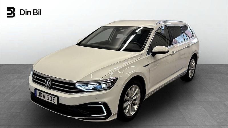 Vit Begagnad 2019 VW Passat GTE Kombi | 254 900 kr (Marknadspris) - Bild 1/4