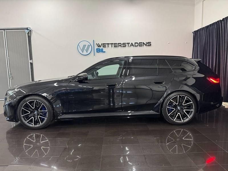 Begagnad BMW M5 Comfort Edition 728 HK (535 kW) 2025 Black sapphire metallic Kombi