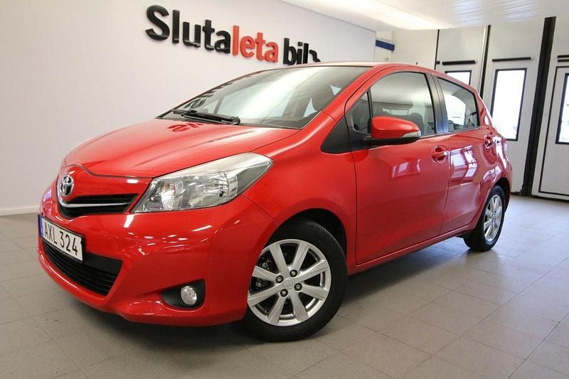 Röd Begagnad 2013 Toyota Yaris Active Halvkombi | 107 900 kr (Lite dyr) - Bild 1/4