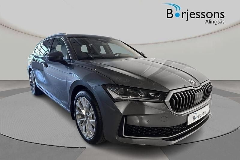 Grå Ny 2025 Skoda Superb Selection Kombi | 490 300 kr (Marknadspris) - Bild 1/4