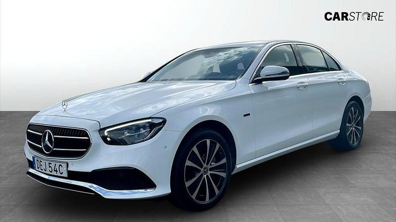 Vit (white) Begagnad 2021 Mercedes E300 Avantgarde Sedan | 419 900 kr (Marknadspris) - Bild 1/4