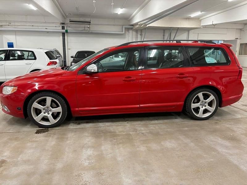 Röd Begagnad 2010 Volvo V70 R-Design Kombi | 69 900 kr (Dyr) - Bild 1/4