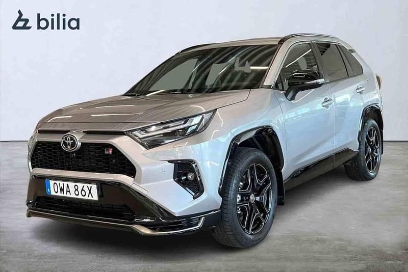 Silver Begagnad 2025 Toyota RAV4 Hybrid SUV | 599 900 kr - Bild 1/1