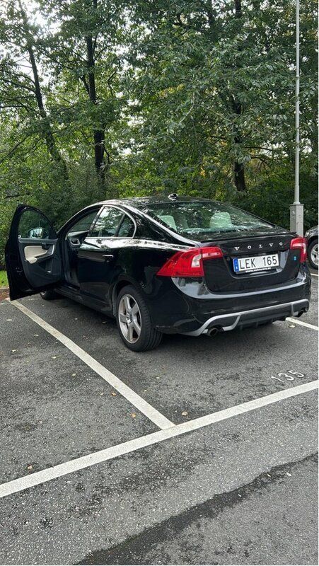 Svart Begagnad 2011 Volvo S60 Momentum Sedan | 79 000 kr (Bra pris) - Bild 1/4