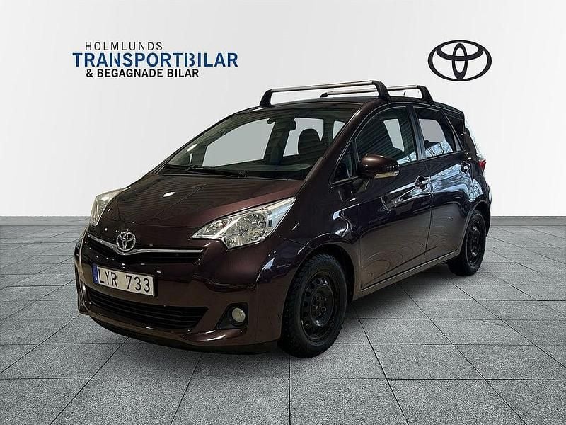 Lila Begagnad 2011 Toyota Verso-S Comfort Minibuss | 89 900 kr (Bra pris) - Bild 1/4