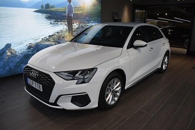 Begagnad Audi A3 Proline 150 HK (110 kW) 2023 Ibisvit Sedan